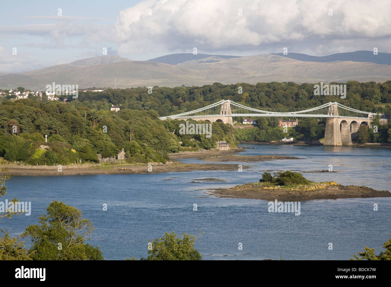 Menai Bridge Isola di Anglesey North Wales UK Agosto visualizza in basso su Thomas Telford iconici ponte Stretto di Menai e Chiesa Isola Foto Stock