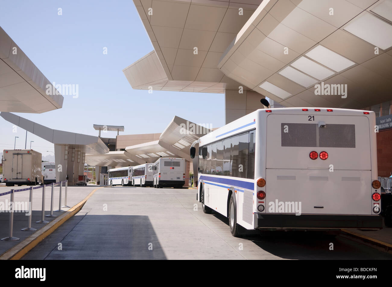Bus navetta in un aeroporto auto a noleggio il terminale Foto Stock