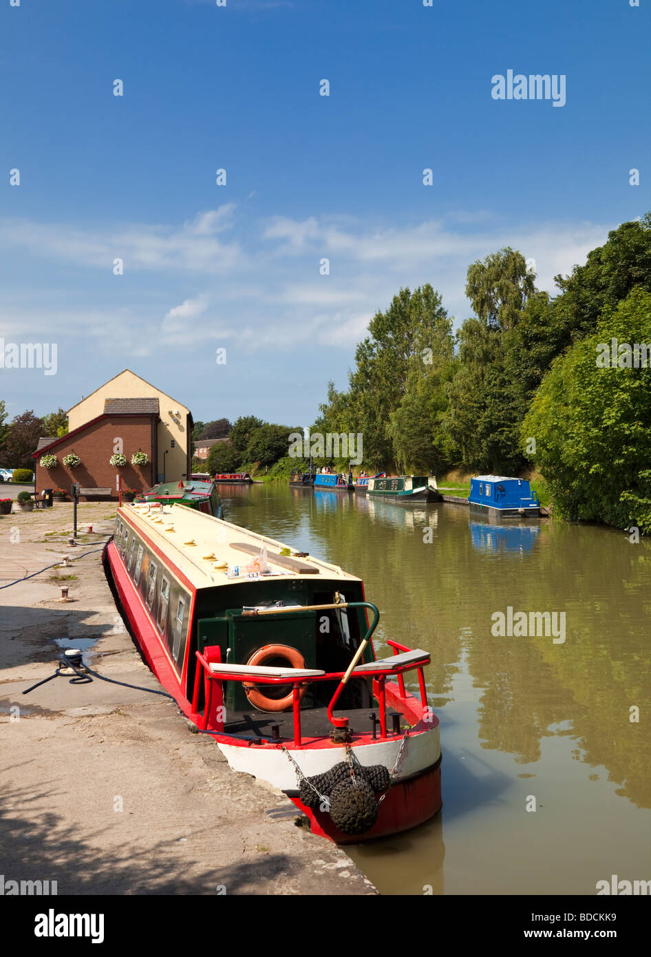 Canal Boat Regno Unito - Narrowboats sul Kennet and Avon Canal a Devizes Wharf, Wiltshire, Inghilterra, Regno Unito Europa Foto Stock