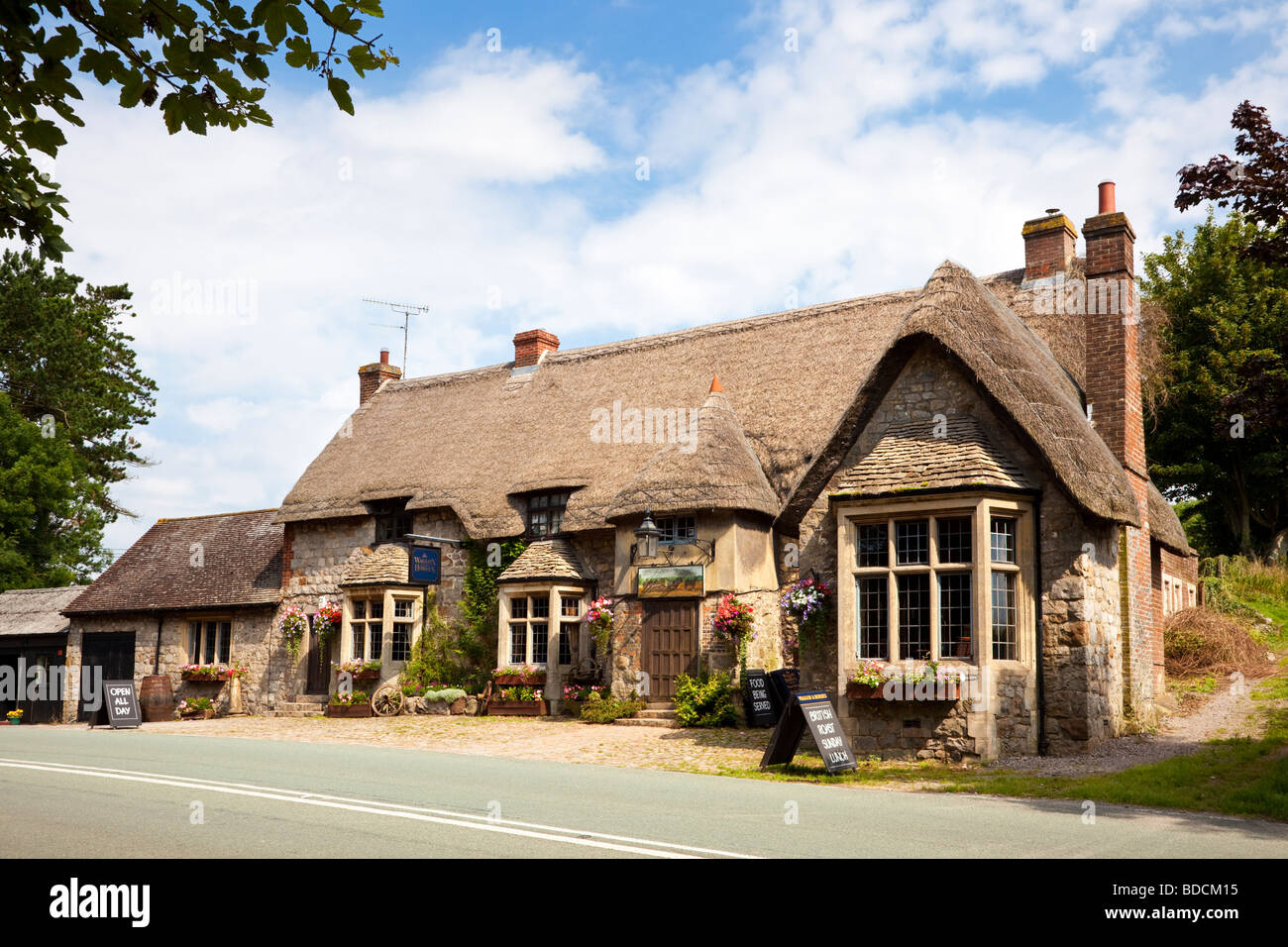 I carri e cavalli - tradizionale inglese del XVI secolo pub con il tetto di paglia in Beckhampton, Marlborough, Wiltshire, Inghilterra, Regno Unito Foto Stock