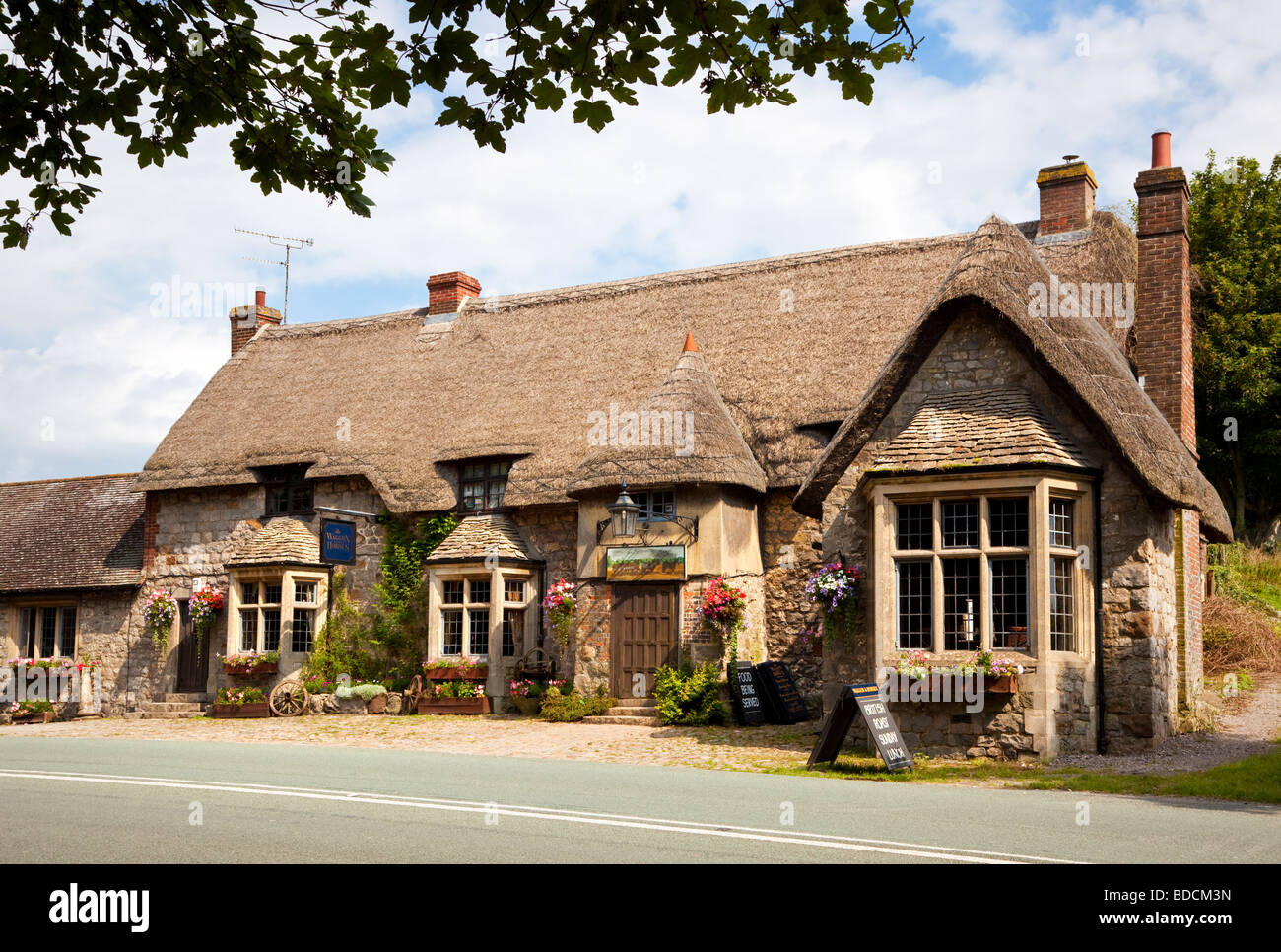 Pub di campagna - tradizionale inglese inglese inglese inglese del XVI secolo con tetto in paglia, Wiltshire, Inghilterra, Regno Unito - The Waggon and Horses Foto Stock