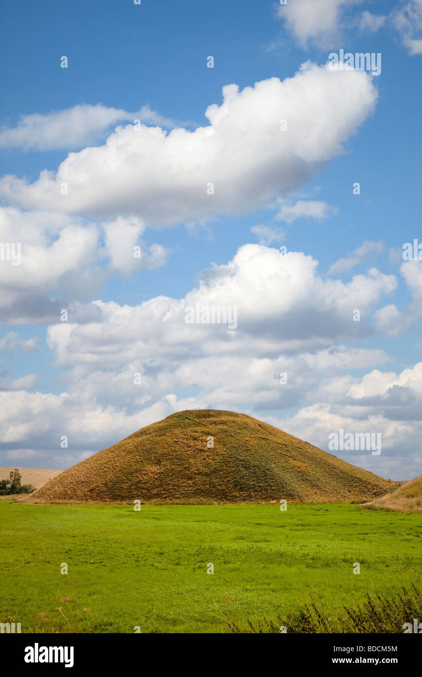 Silbury Hill monumento neolitico Wiltshire, Inghilterra REGNO UNITO Foto Stock