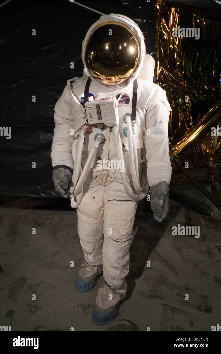 Astronaute in tuta con piena tuta spaziale. Museo della Scienza. Apollo 11 atterraggio, storico americano primo uomo sulla luna Foto Stock