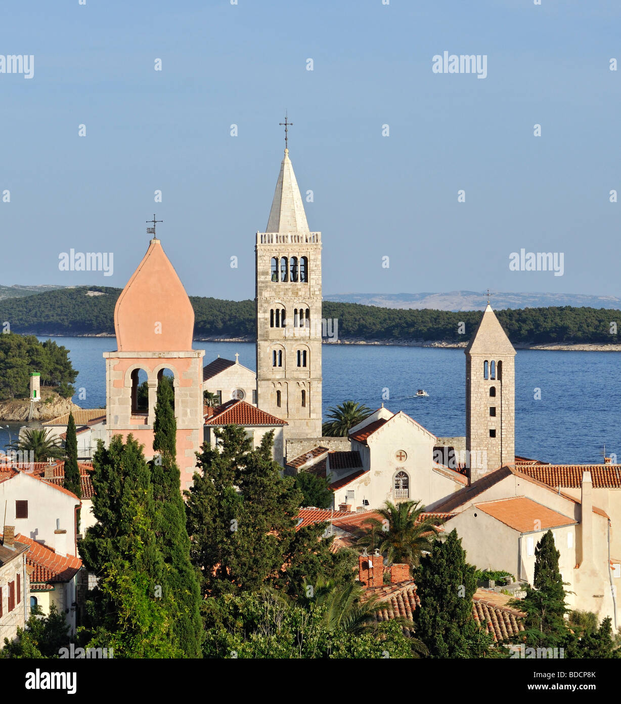 Kaldanac - la parte più antica della città di Rab con Campanili (campanili) delle chiese di San Giustino, Santa Maria e Sant'Andrea, Croazia Foto Stock