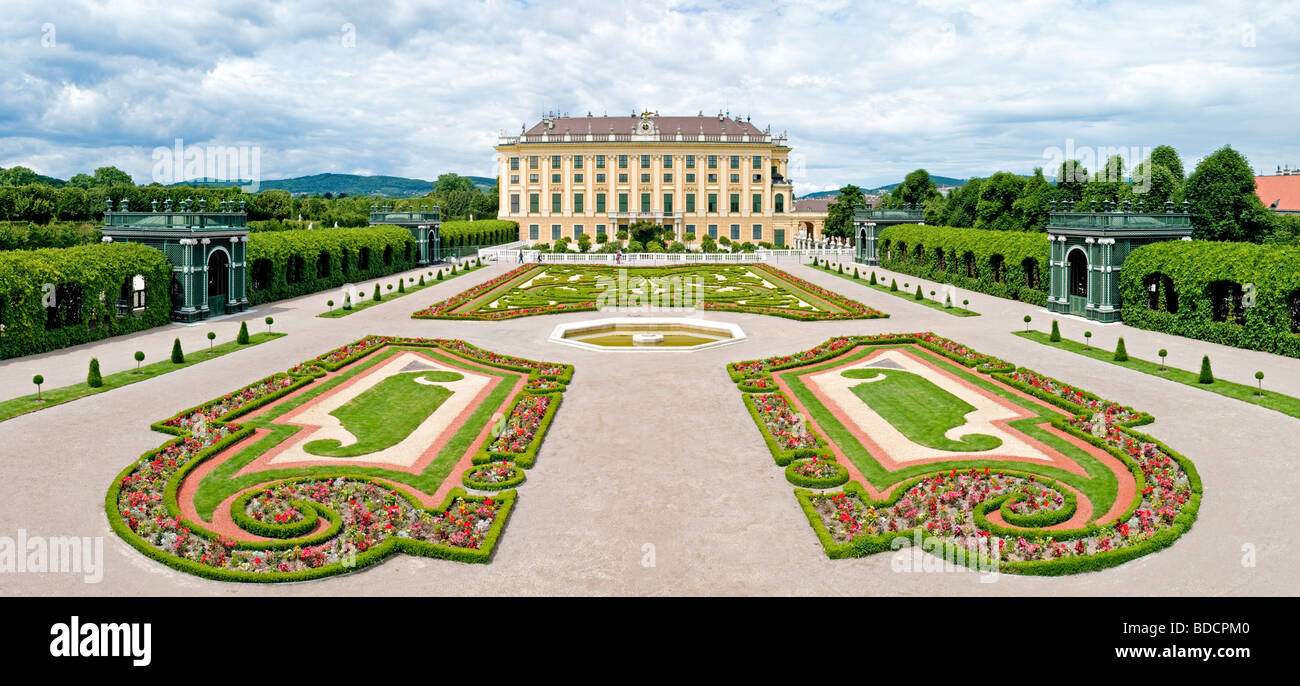 Giardino privato al Palazzo di Schonbrunn Vienna Austria (Schloss Schönbrunn) Foto Stock