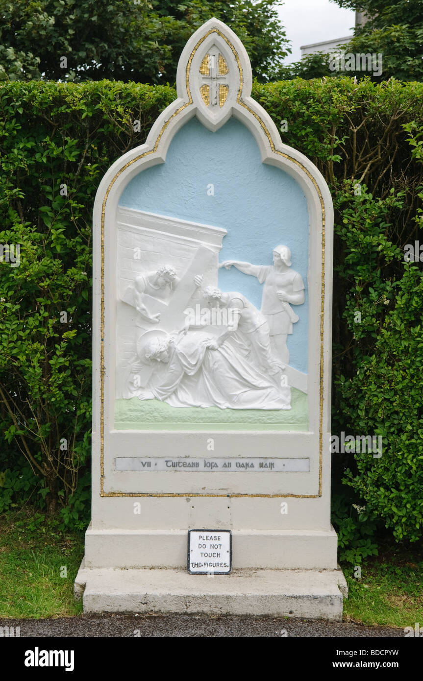 Settima Stazione della Croce, Knock Basilica, Irlanda: Gesù cade per la seconda volta Foto Stock