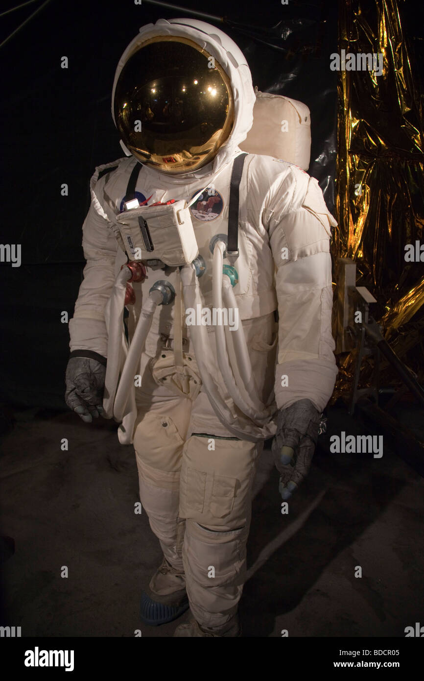 Astronaute in tuta con piena tuta spaziale. Museo della Scienza. Apollo 11 atterraggio, storico americano primo uomo sulla luna Foto Stock