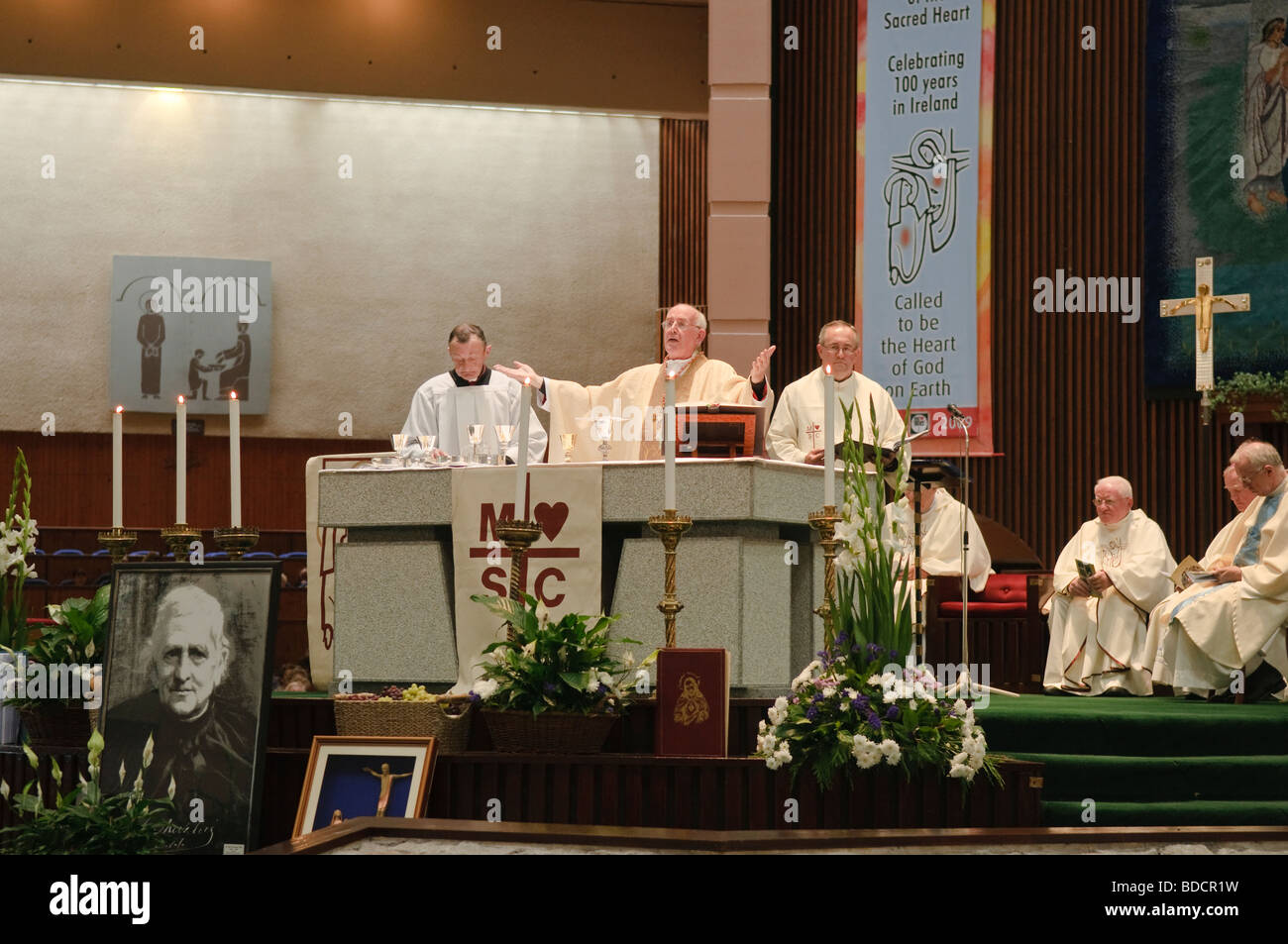 Il Cardinale Sean Brady, Primate di tutta l'Irlanda e il Vescovo di Armagh conducendo messa a Nostra Signora di Knock Basilica Foto Stock