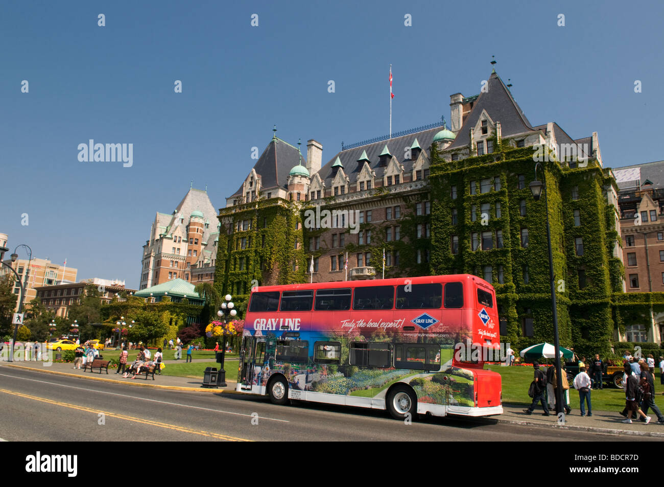 Un autobus a due piani di fronte al famoso Empress Hotel in Victoria British Columbia Canada Foto Stock