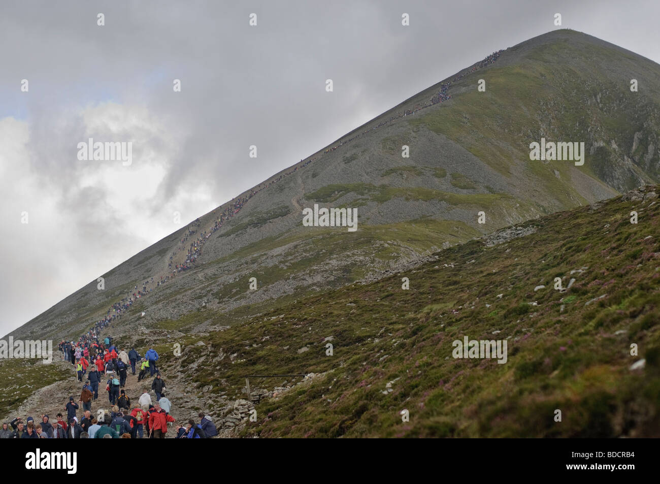 Pellegrini climbing Croagh Patrick su Reek, Domenica, 25 Luglio 2009 Foto Stock