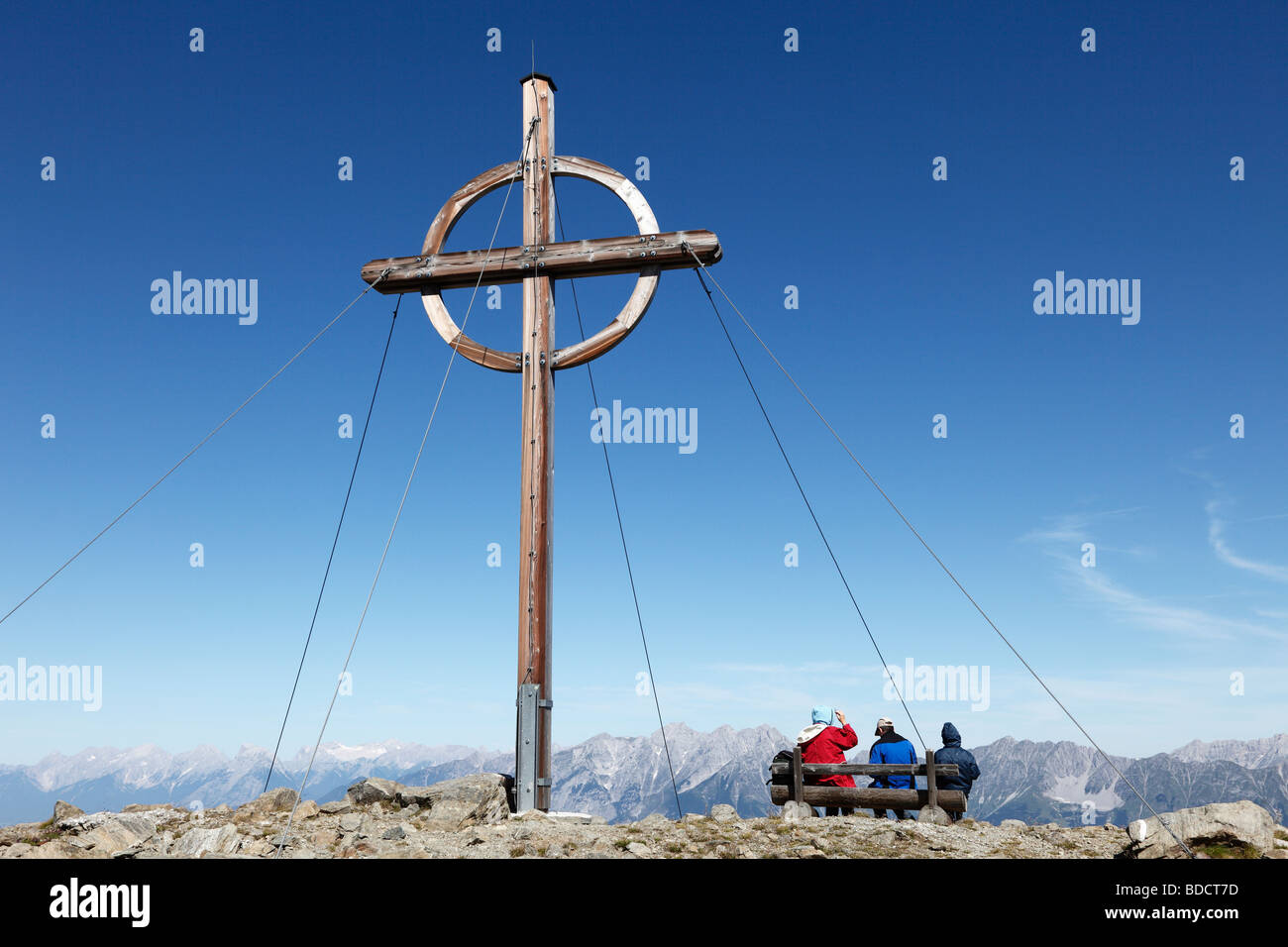 Vertice di croce su Mt. Patscherkofel, Alpi di Tux, affacciato sul nord del massiccio, Tirolo, Austria, Europa Foto Stock