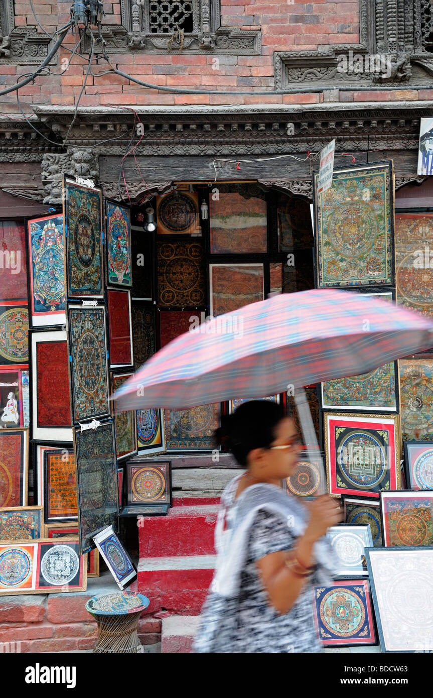 Tourist souvenir shop vende mandala buddista donna vendita mercato ombrello bazaar hanuman dhoka Durbar Square kathmandu Foto Stock