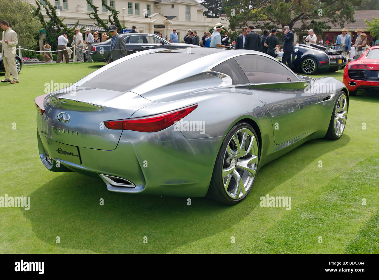 Le vetture e la folla al Concours d'eleganza. In primo piano è i concetti di prato. Foto Stock