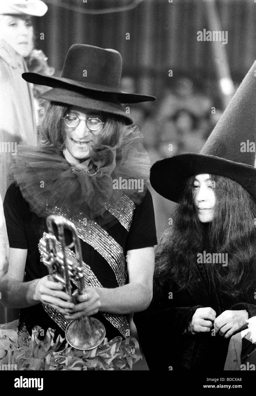ROCK AND ROLL CIRCUS - John Lennon e Yoko Ono sul set del film 1968 Foto Stock