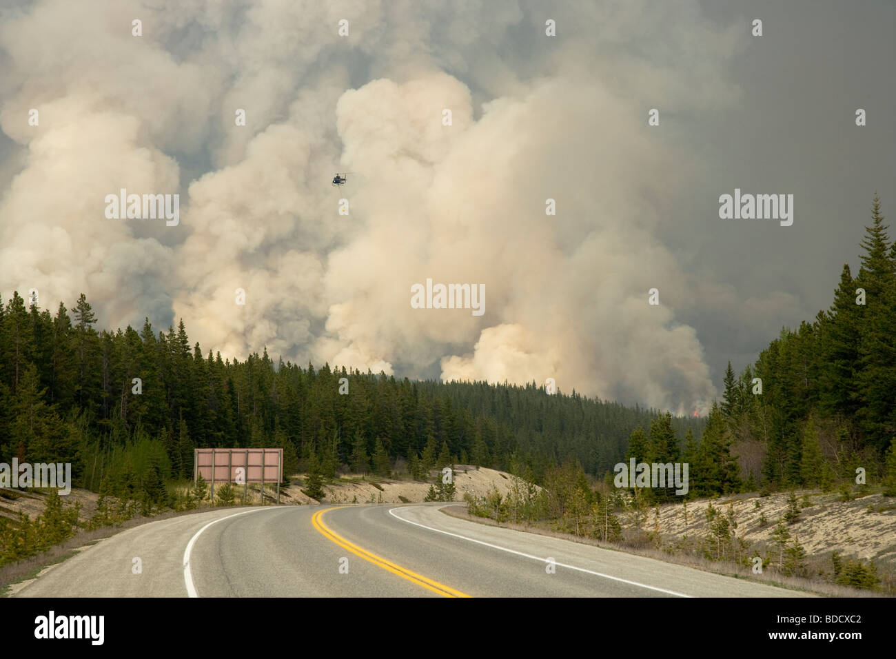 Incendio di foresta - combustione controllata con impostazione del fuoco elicottero Saskatchewan Valle il Parco Nazionale di Banff Alberta, Canada LA003937 Foto Stock