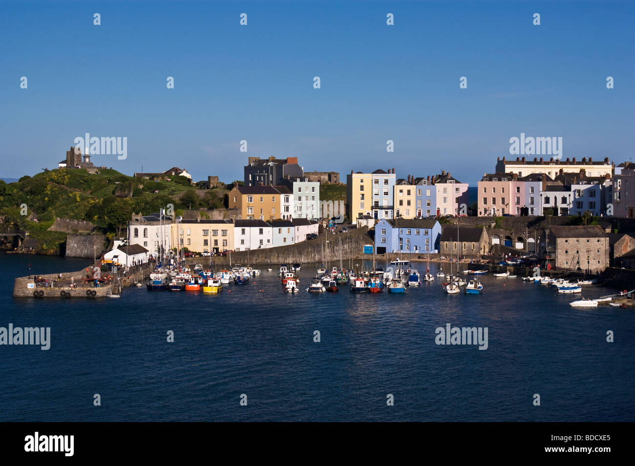 Il porto e castello - Tenby - Pembrokeshire - Galles del Sud. Foto Stock