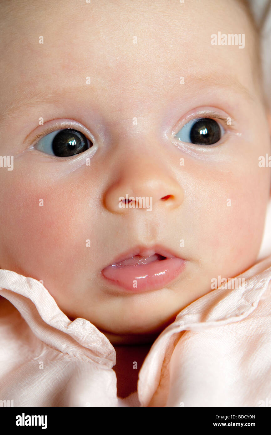 Close-up del volto del giovane Caucasian Baby girl cerca leggermente al di fuori della fotocamera Foto Stock