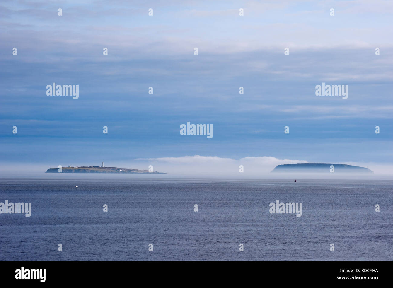 Le isole di Flat Holm e ripide Holm, nel Canale di Bristol, con il mare di nebbia. Foto Stock