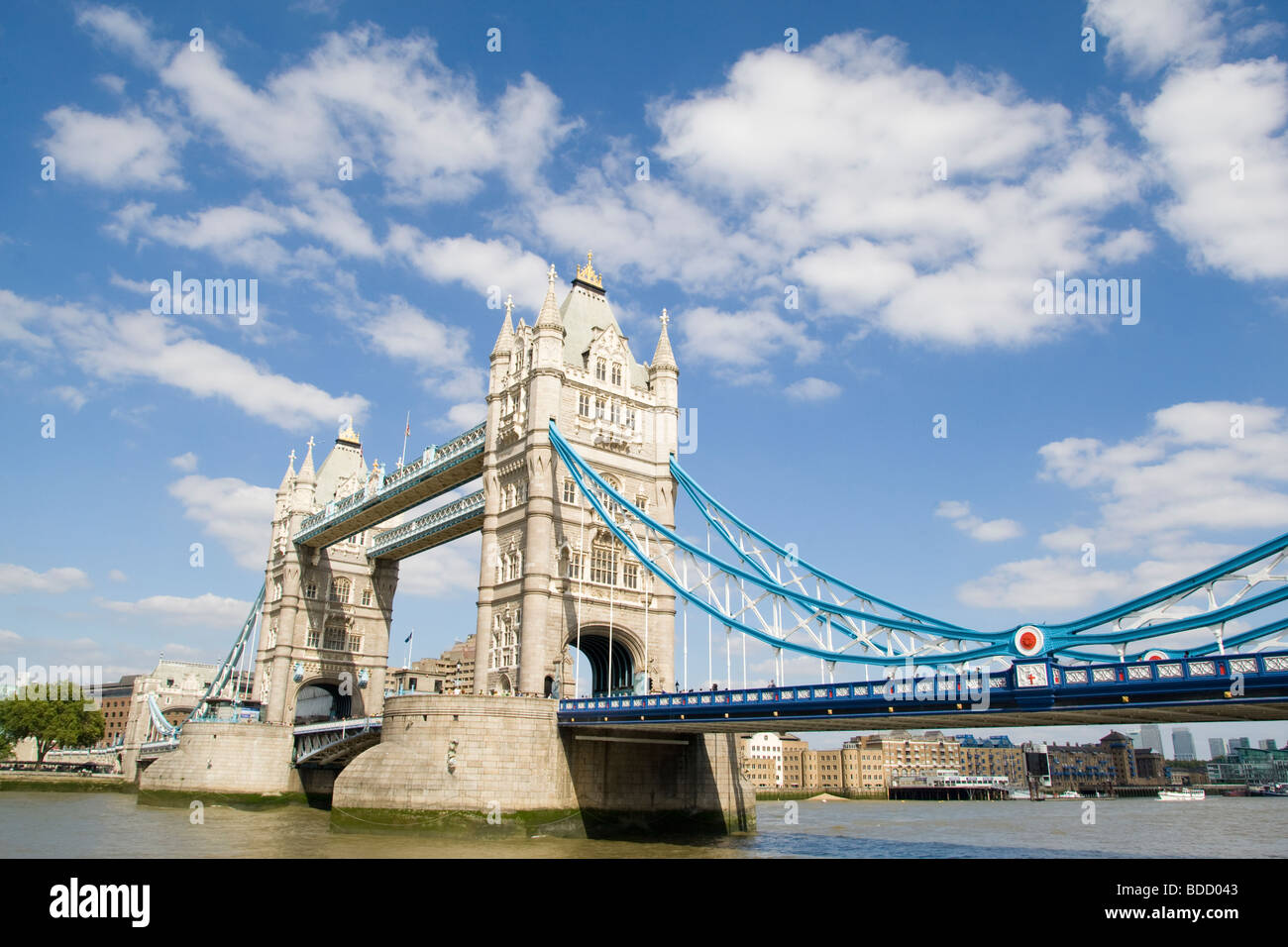 Vista del Tower Bridge dal Queens a piedi sulla riva sud del Tamigi, London REGNO UNITO Foto Stock