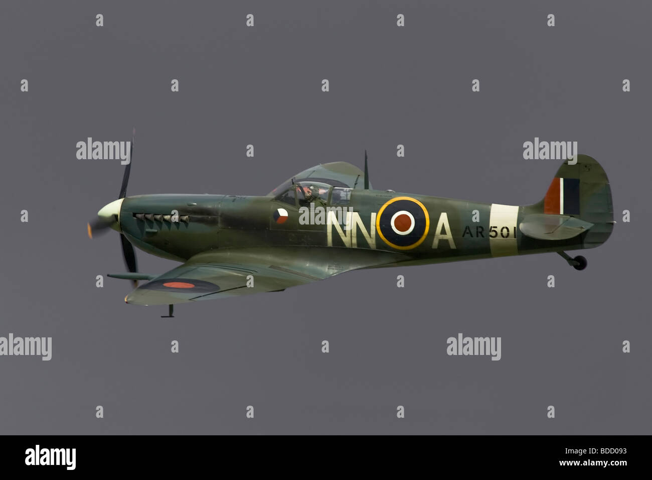 Un Vickers Supermarine Spitfire della RAF contro scuro cielo minaccioso Foto Stock