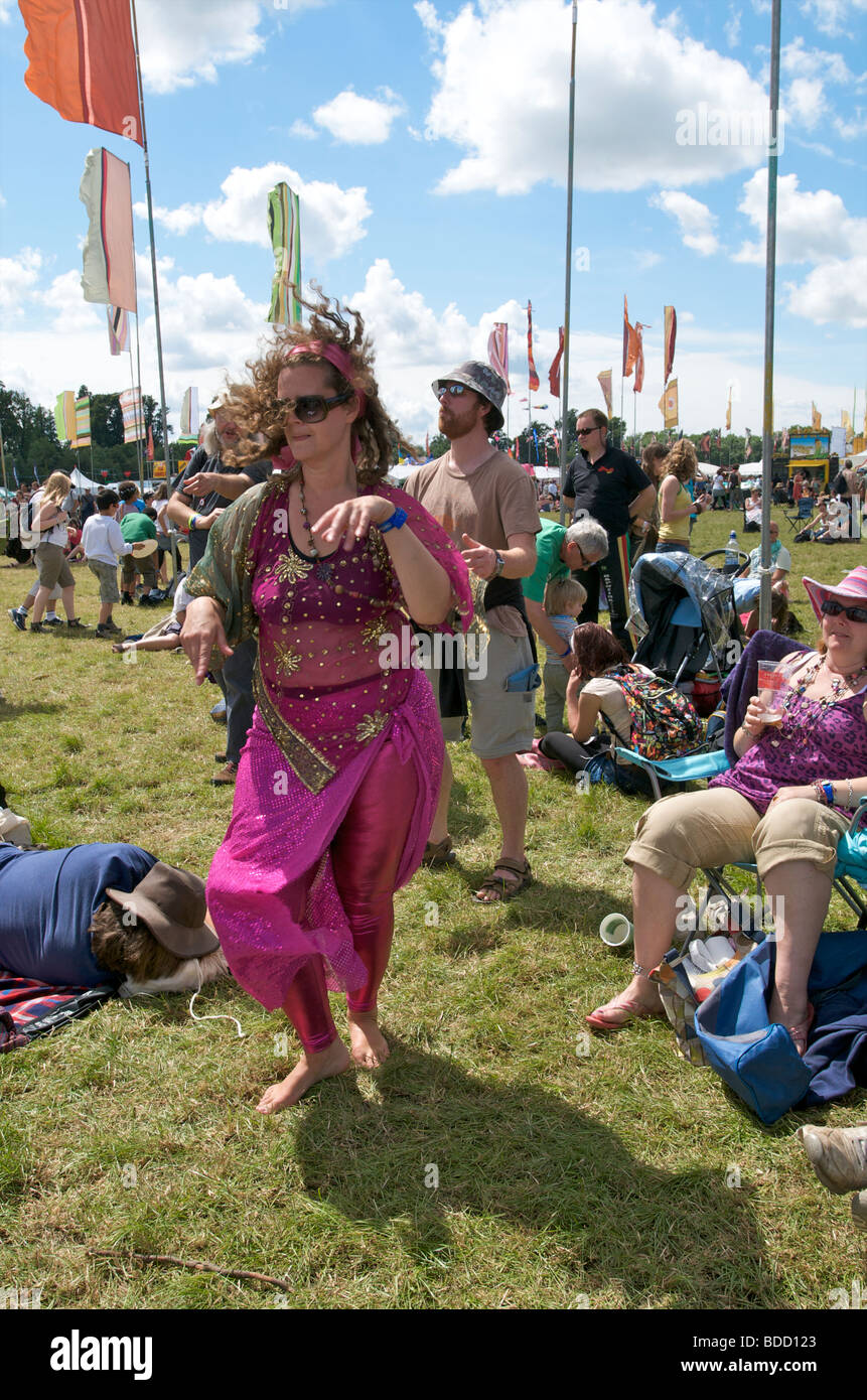 Una donna vestita in un sari indiano colouful danzano alla musica al festival di WOMAD Foto Stock