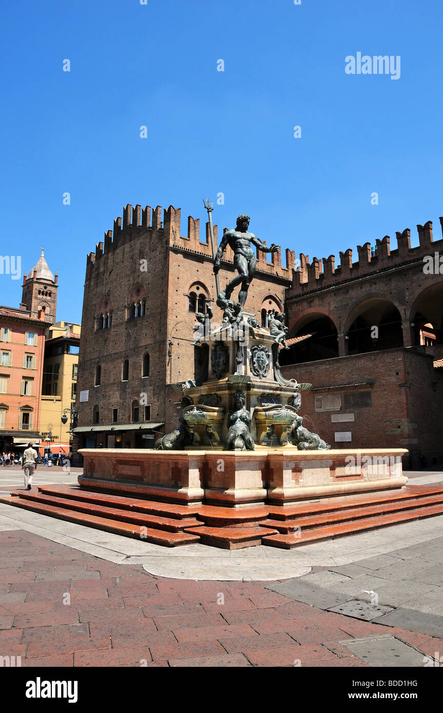 Statua del Nettuno sopra la fontana nella piazza Nettuno e Piazza Maggiore, Bologna, Italia Foto Stock