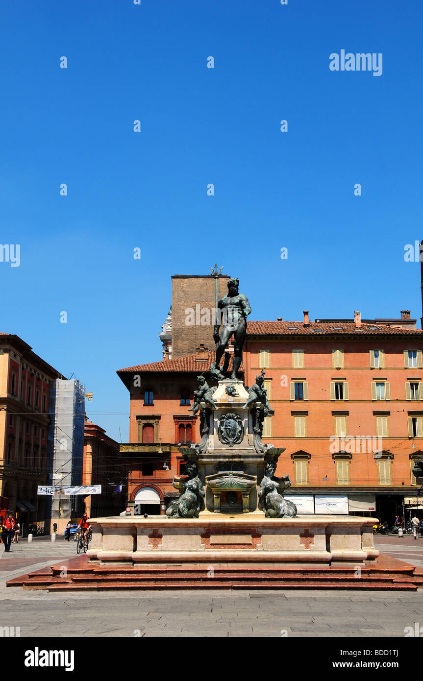 Statua del Nettuno sopra la fontana nella piazza Nettuno e Piazza Maggiore, Bologna, Italia Foto Stock