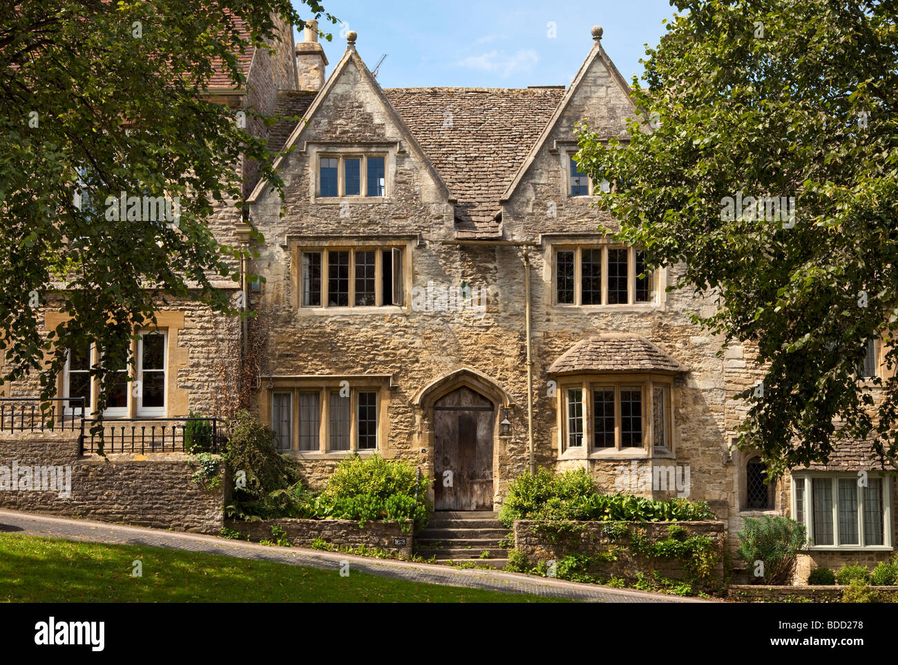 Casa in pietra Cotswolds, vecchie case inglesi tradizionali a Burford, Oxfordshire, Inghilterra, Regno Unito Foto Stock