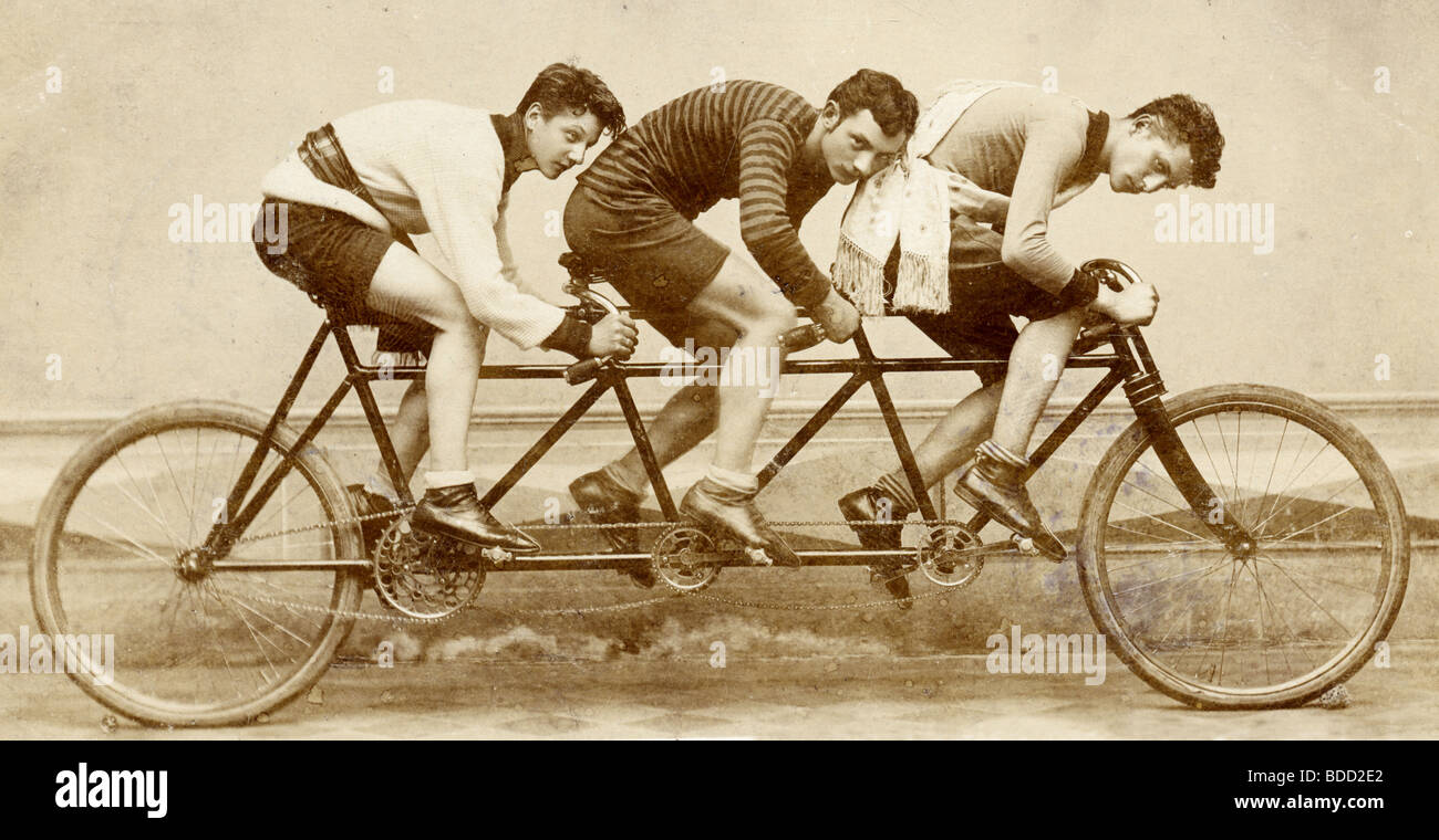 Tre uomini Triplet di equitazione Bicicletta Foto stock - Alamy
