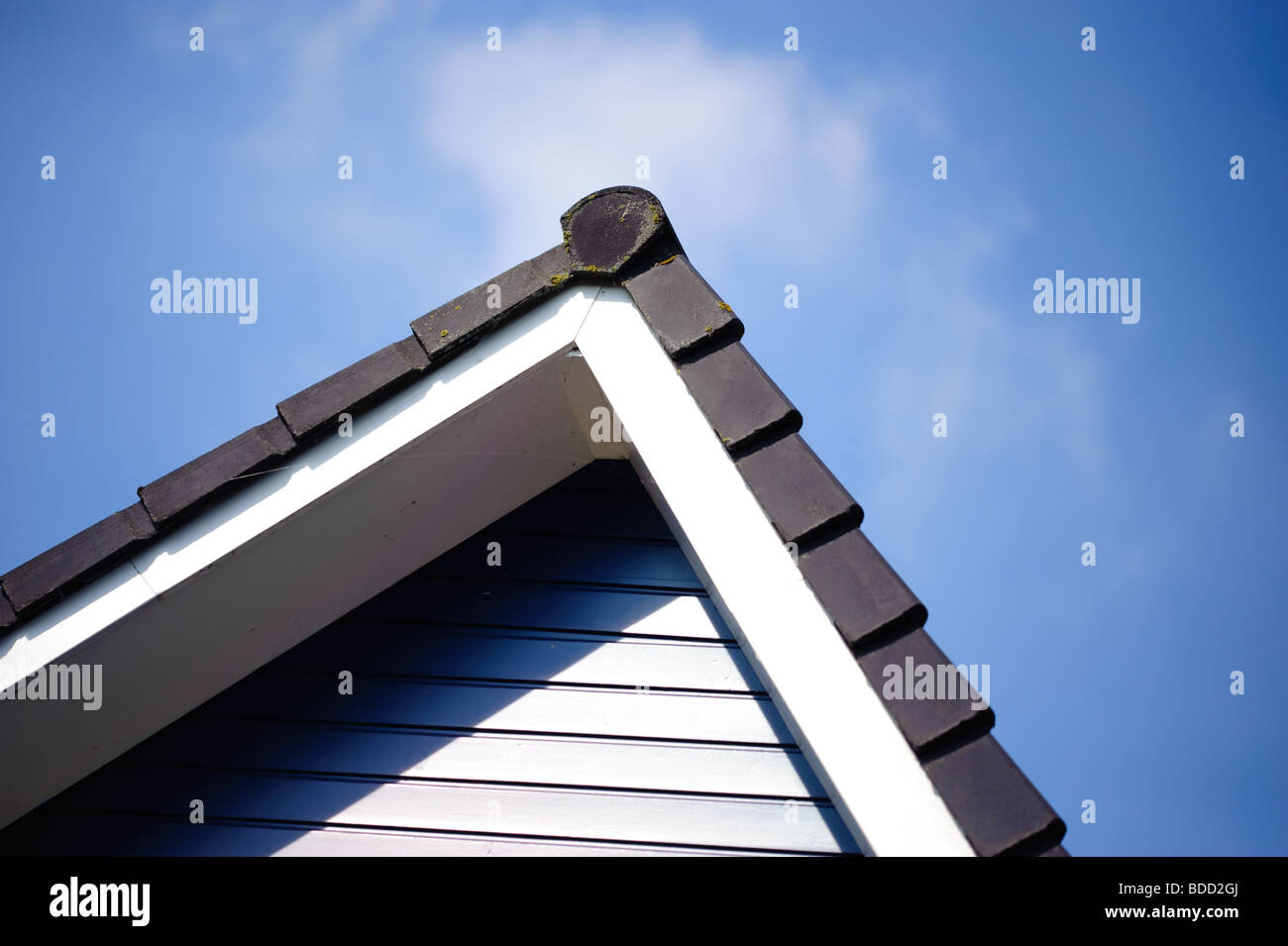 Il tetto nero piastrelle contro un blu cielo chiaro Foto Stock