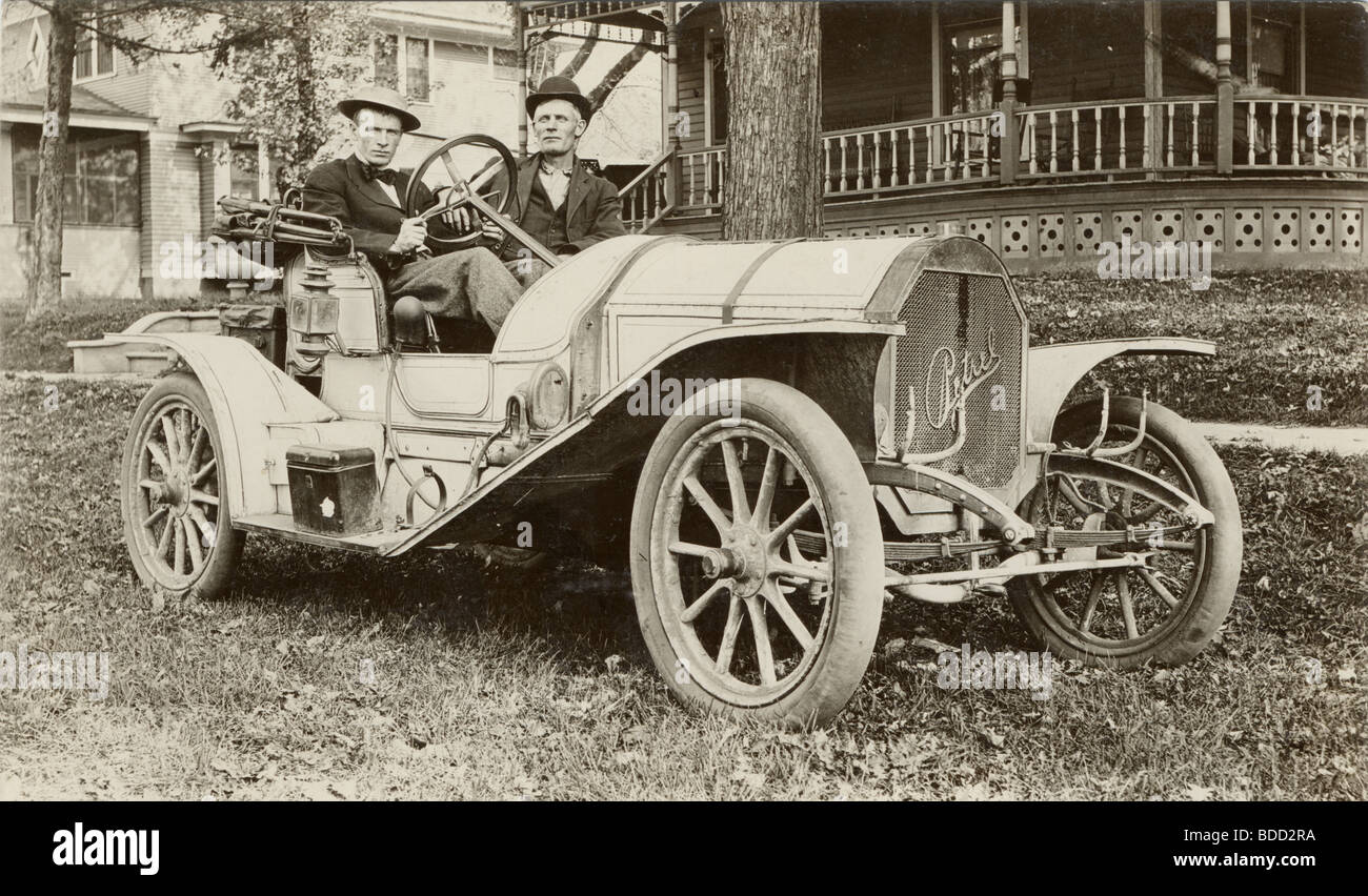 Il Figlio Può Guidare L Auto Del Padre Padre che insegna al figlio a guidare la macchina immagini e fotografie