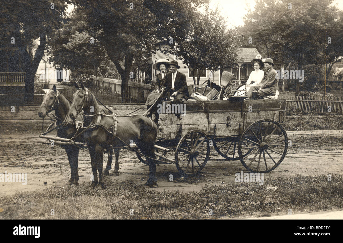 Due coppie di SD in Cavallo e spostare un carro Foto Stock