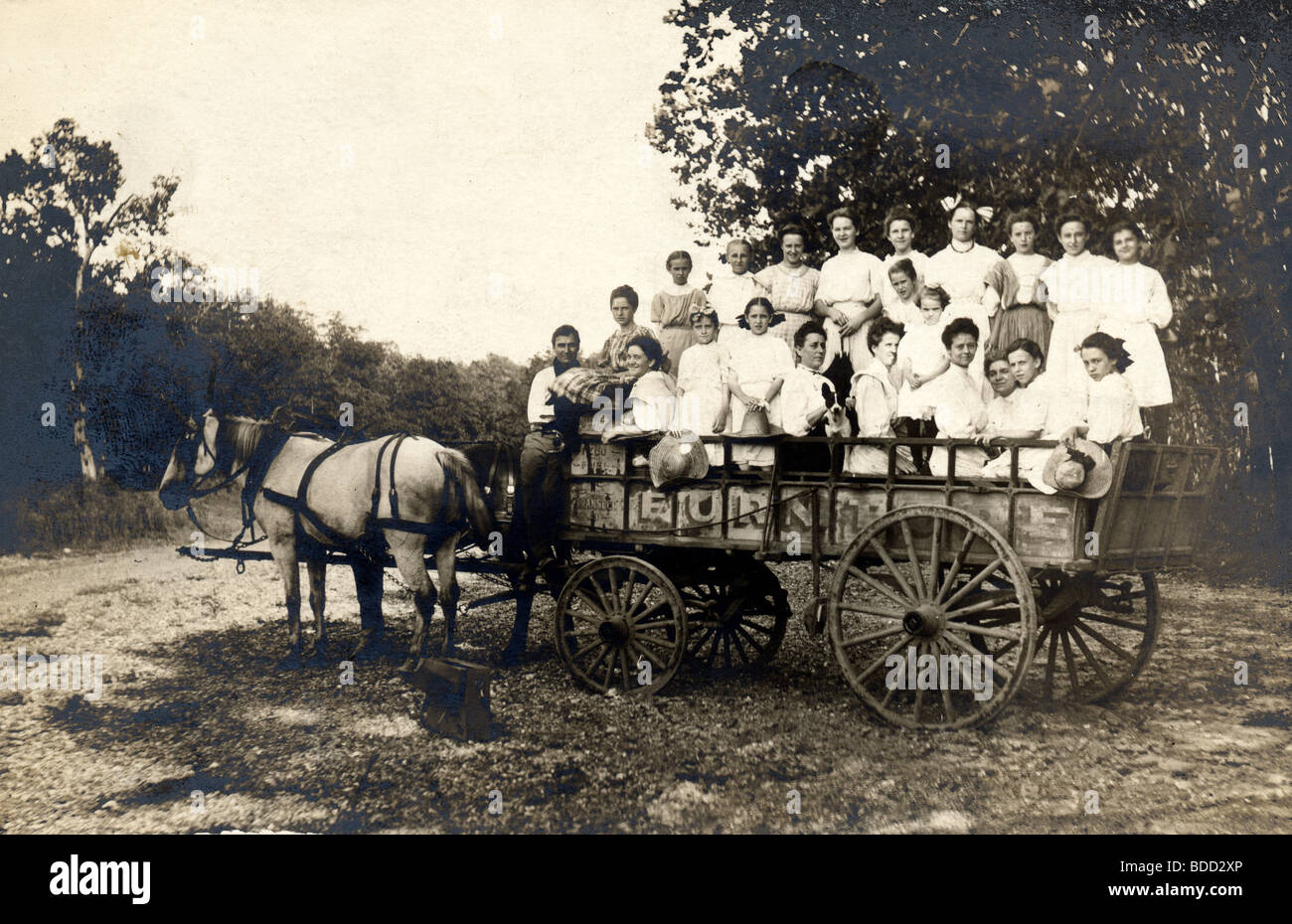 I bambini a cavallo e consegna mobili carro Foto Stock