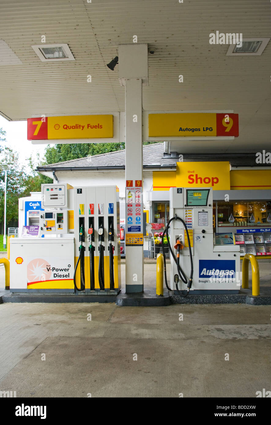 Le pompe di benzina su un guscio piazzale della stazione Foto Stock