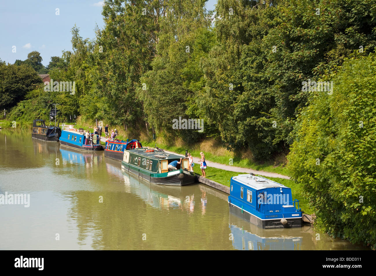 Narrowboats accanto al percorso di traino sul Kennet and Avon Canal a Devizes Wharf, Wiltshire, Inghilterra, Regno Unito Foto Stock