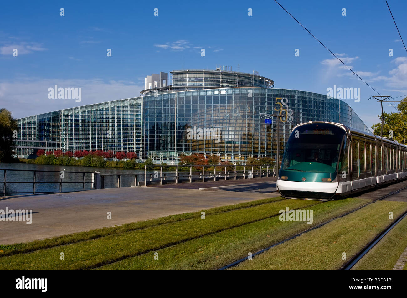 Il tram a Strasburgo passando per il palazzo del parlamento europeo Foto Stock