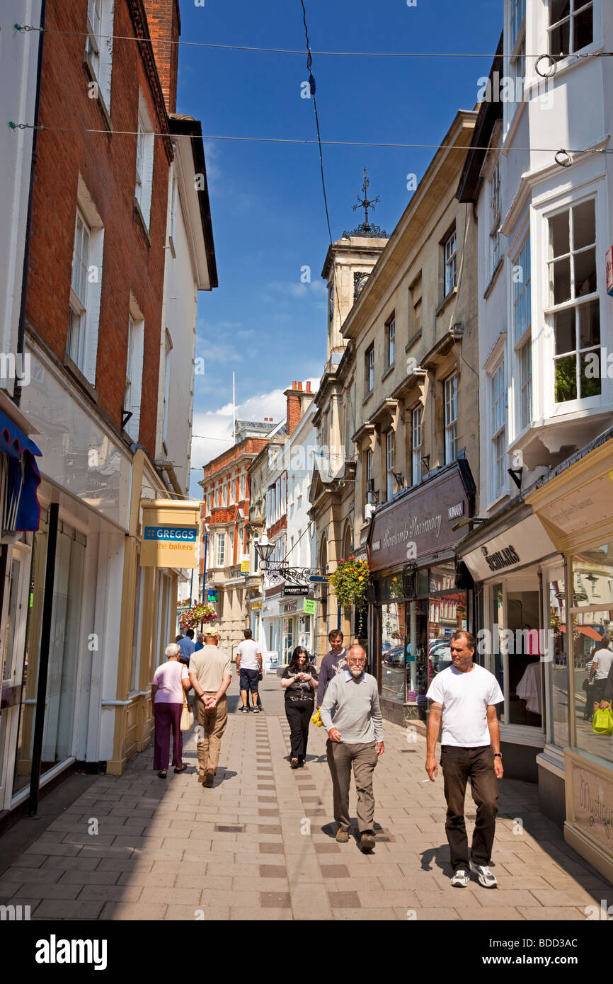 Devizes - piccola via dello shopping nella vecchia cittadina, Wiltshire, Inghilterra, Regno Unito Foto Stock