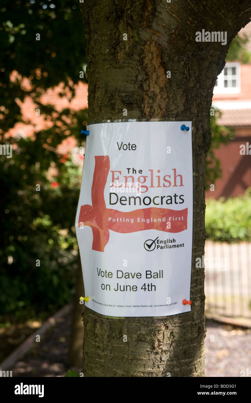 Campagna politica poster imperniato ad un albero in una cittadina inglese. Foto Stock