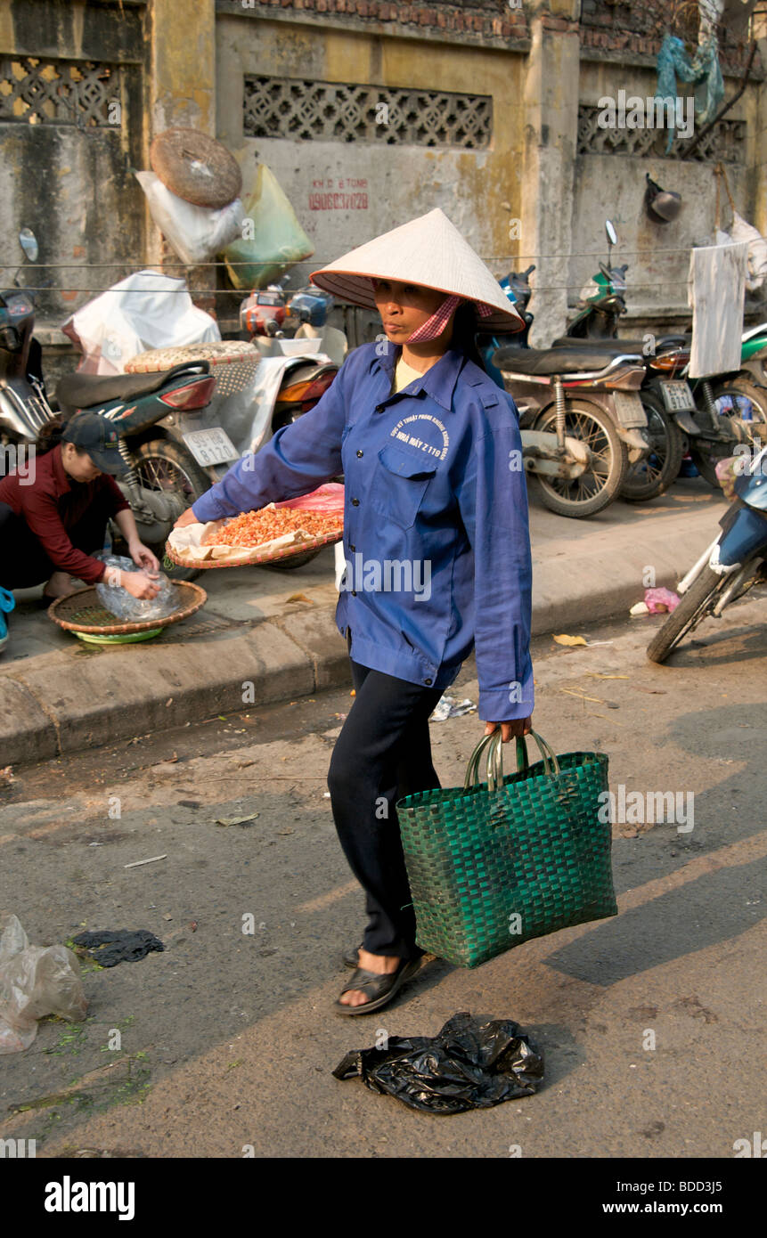 Una donna vendita di gamberi secchi nel quartiere vecchio di Hanoi, Vietnam Foto Stock