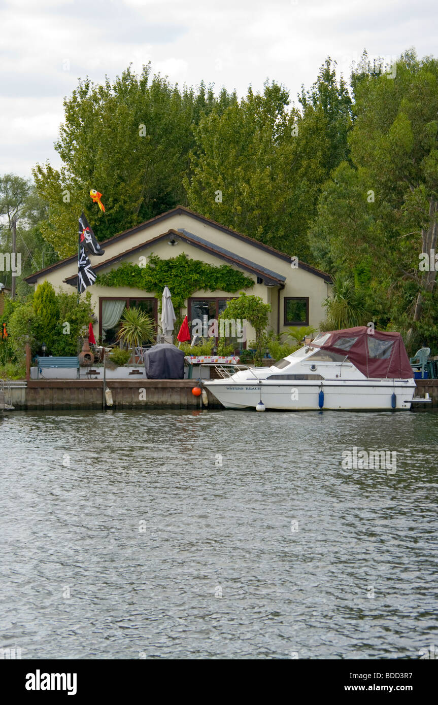 Riverside proprietà e barche ormeggiate su Desborough isola il fiume Tamigi Walton Surrey Foto Stock