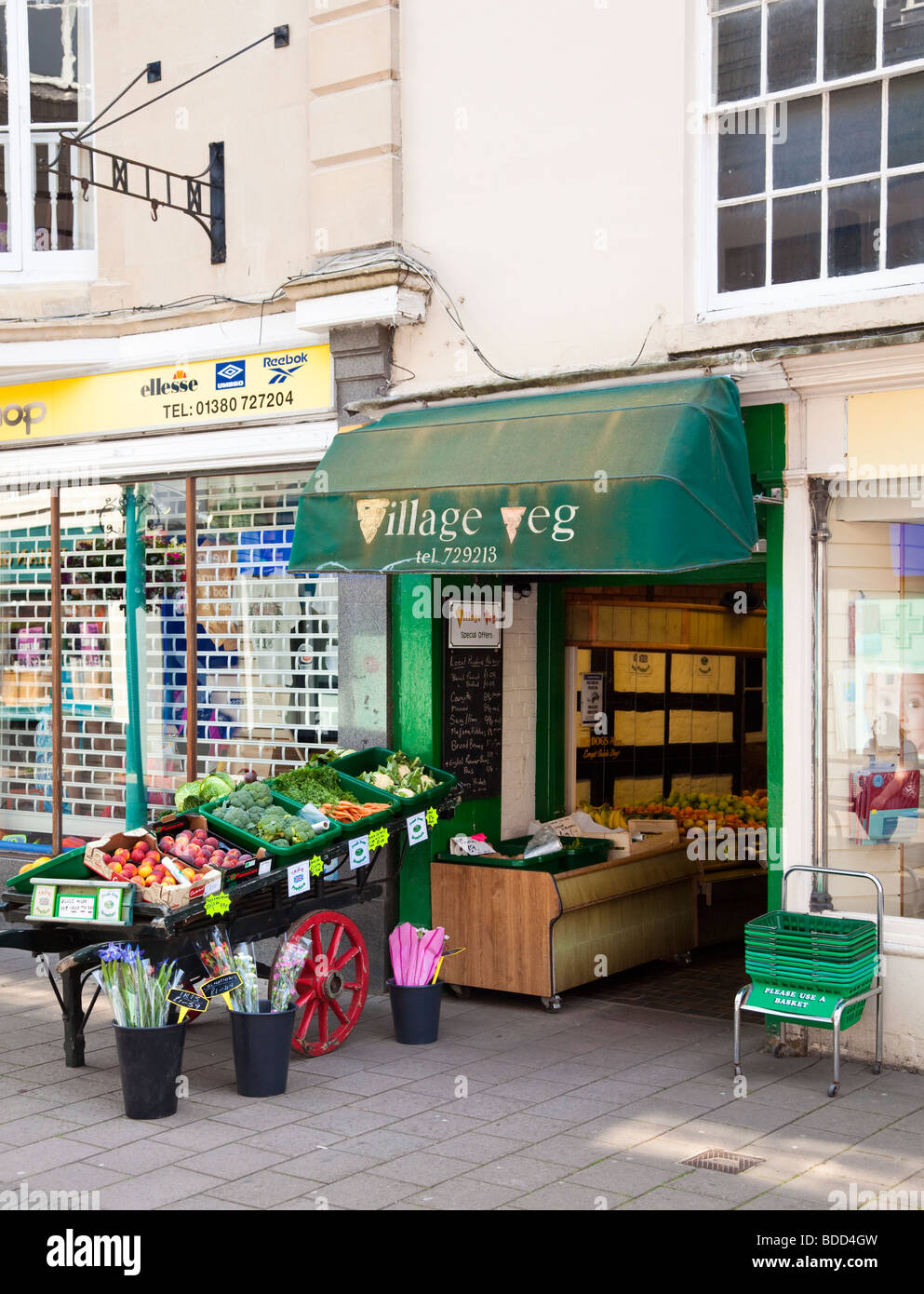 Piccolo Greengrocery in Devizes, Wiltshire, Inghilterra, Regno Unito Foto Stock