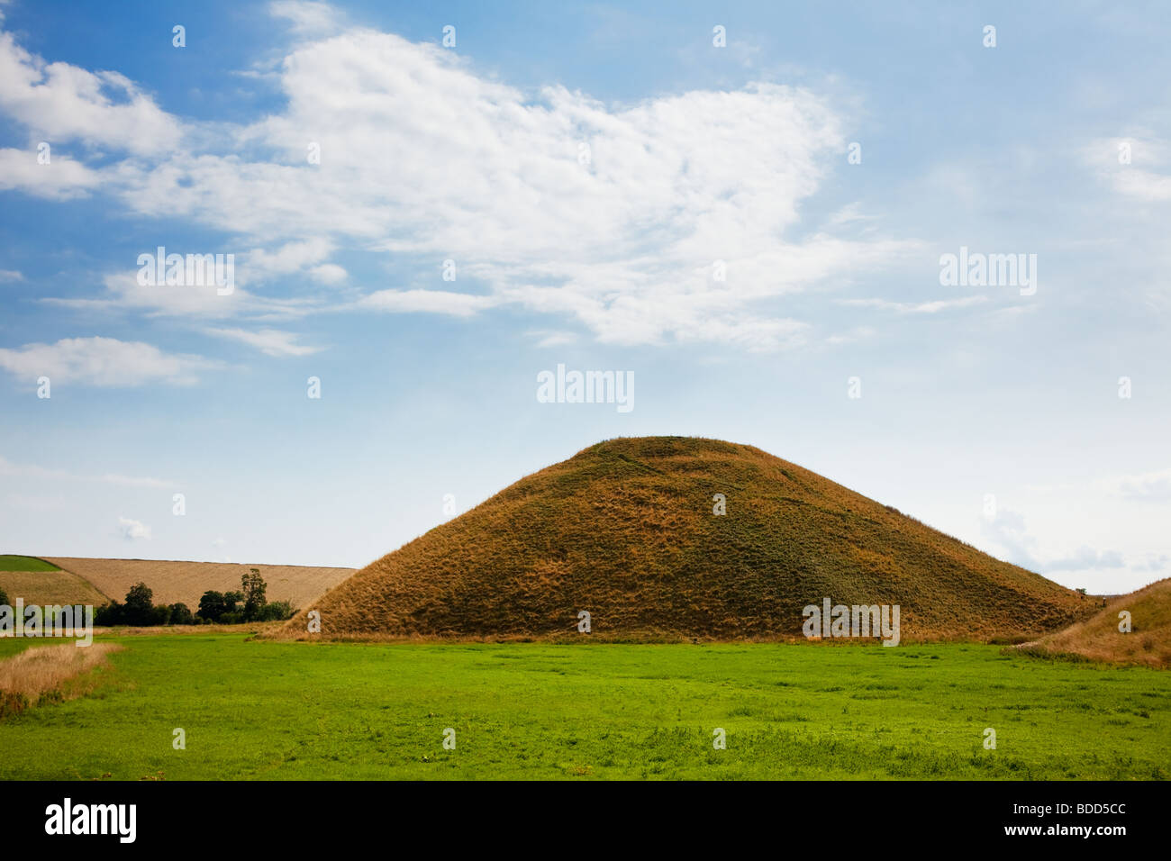 Silbury Hill monumento neolitico Wiltshire, Inghilterra, Regno Unito Foto Stock