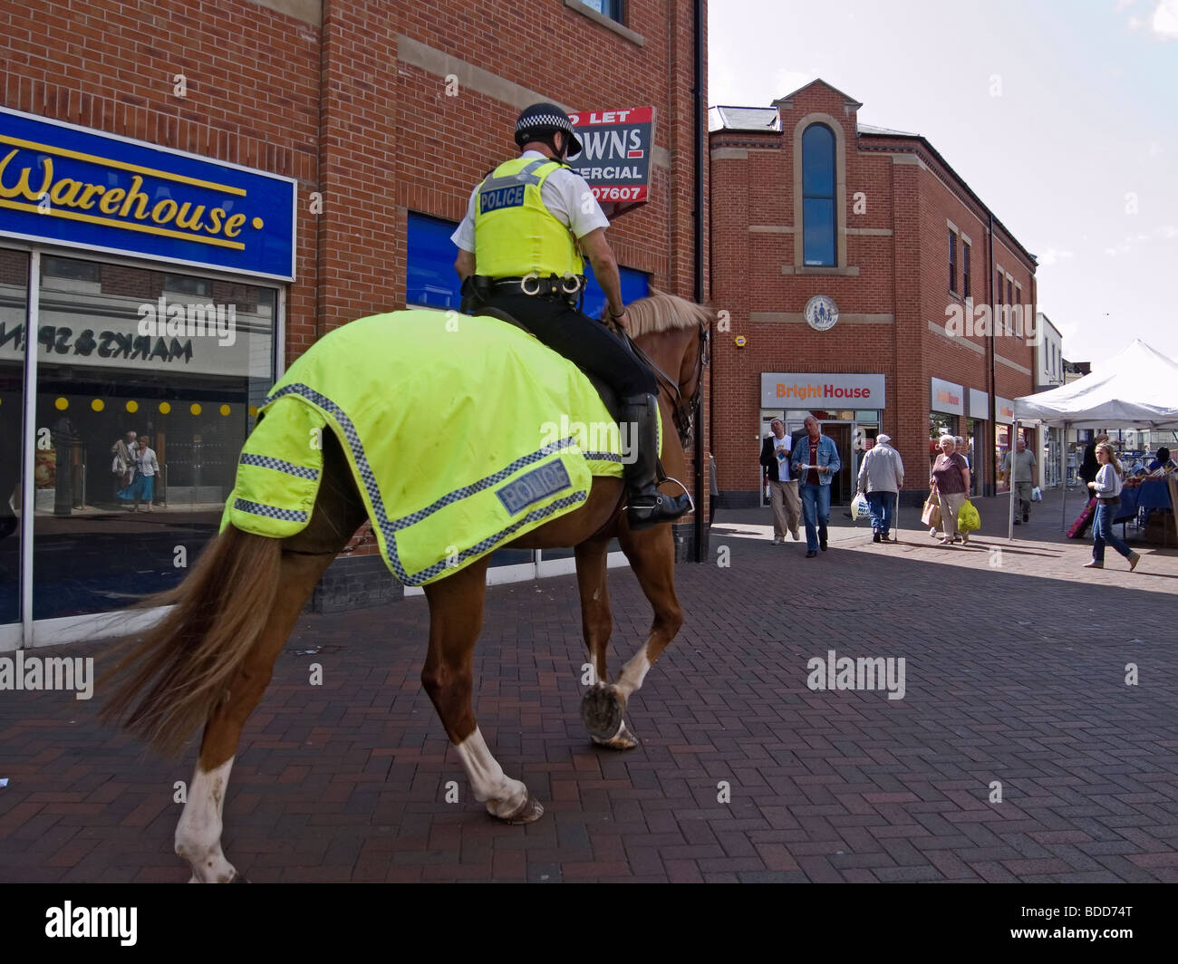 Un poliziotto montato in sella al suo cavallo attraverso la High Street redcar cleveland Foto Stock