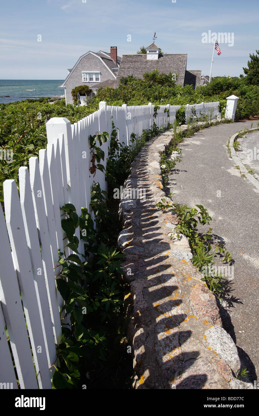White Picket Fence lungo la spiaggia, quartiere residenziale, Hyannis, Massachusetts Foto Stock