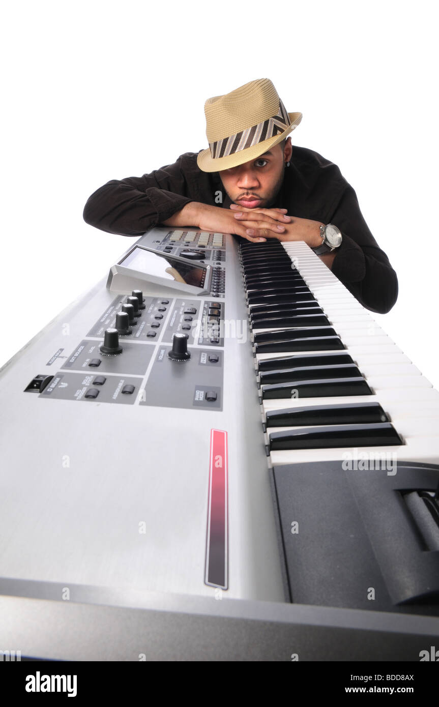 African American musicista con tastiera elettronica faccia di appoggio sulle mani Foto Stock