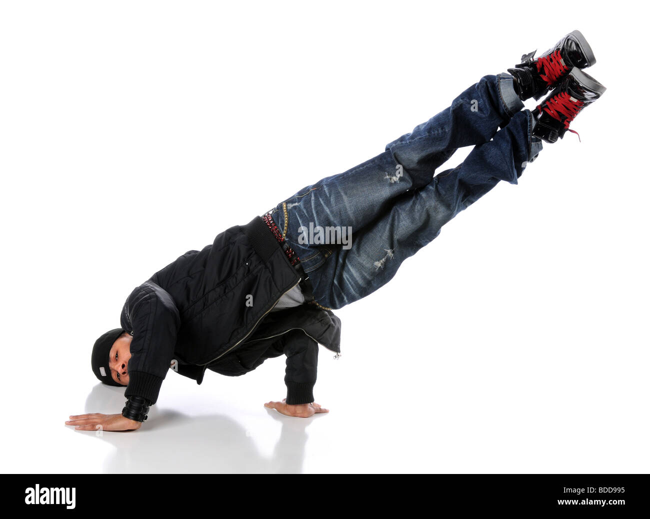 African American hip hop dancer eseguendo una mano sul lato testa e stand Foto Stock