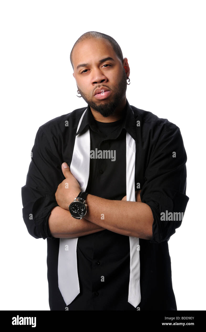African American uomo con le braccia incrociate con cravatta allentata Foto Stock