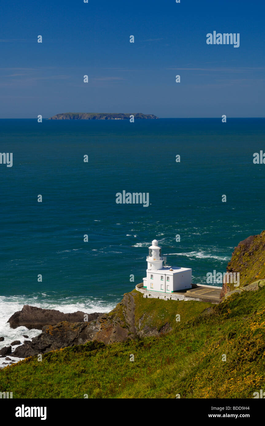 Hartland Point faro sulla costa nord del Devon con Lundy Island all'orizzonte, Inghilterra. Foto Stock