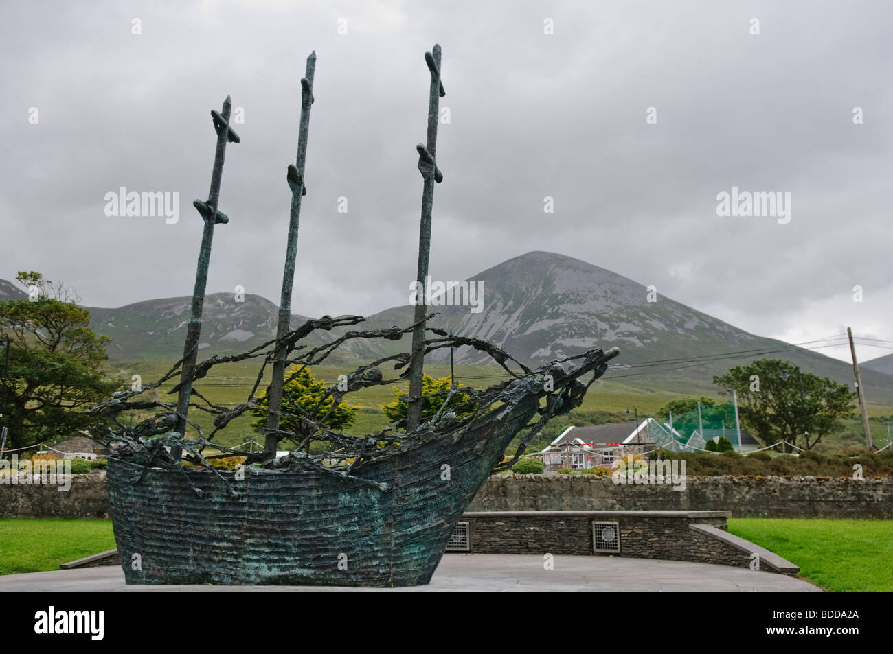 Nazionale irlandese di carestia Memorial, Murrisk, nella contea di Mayo, Croagh Patrick montagna in background Foto Stock