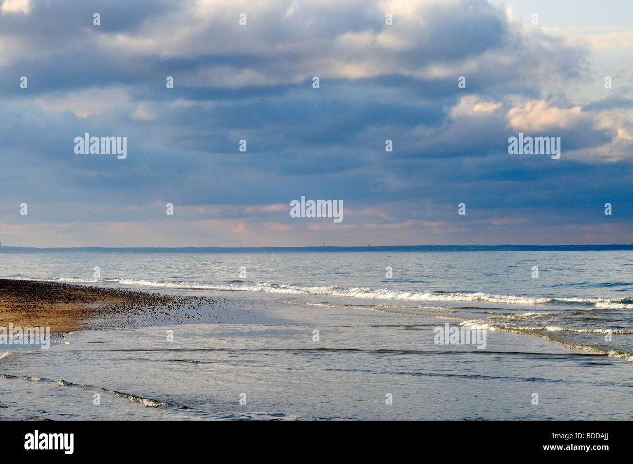 Drammatica e cielo tempestoso oltre oceano al collo sabbiosa spiaggia di sandwich e Barnstable Cape Cod, Massachusetts, STATI UNITI D'AMERICA. Foto Stock